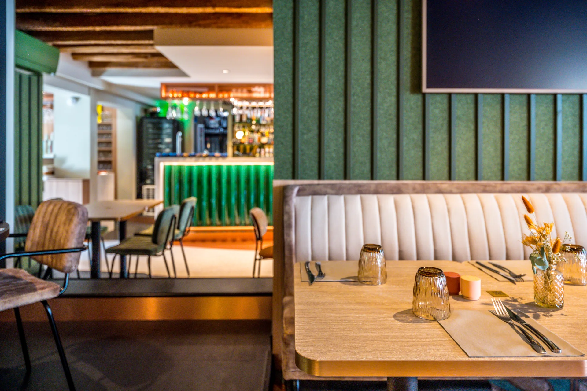 La salle contemporaine et le bar vert du Bistro