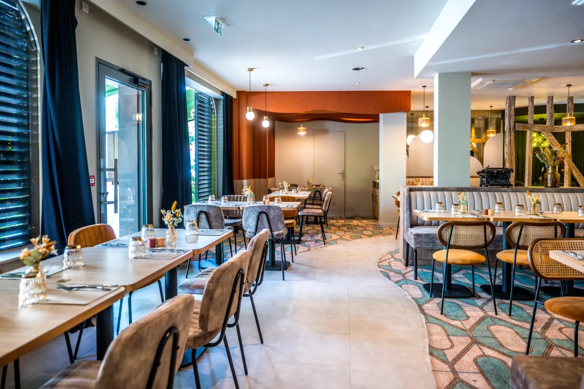 La salle principale contemporaine du Bistro