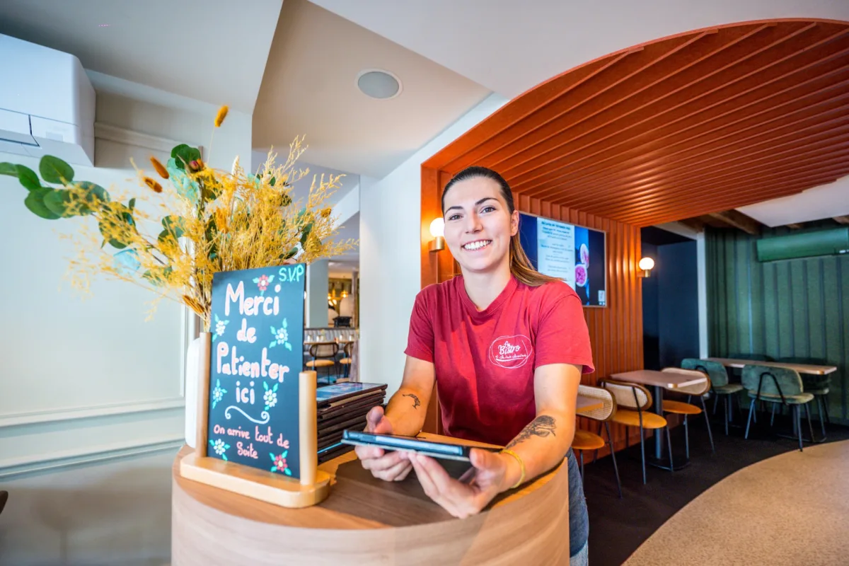 Une membre de l’équipe du Bistro accueillant les clients