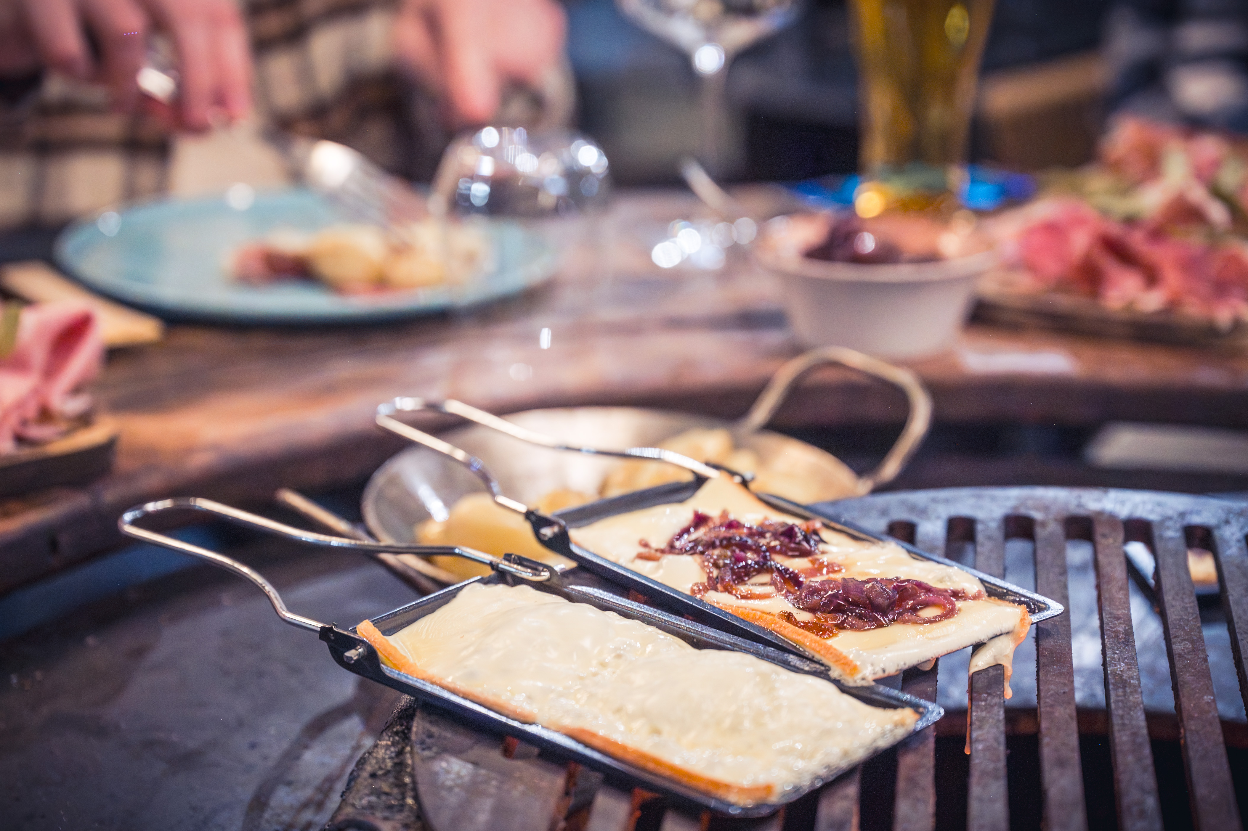 Table mise avec le brasero au centre