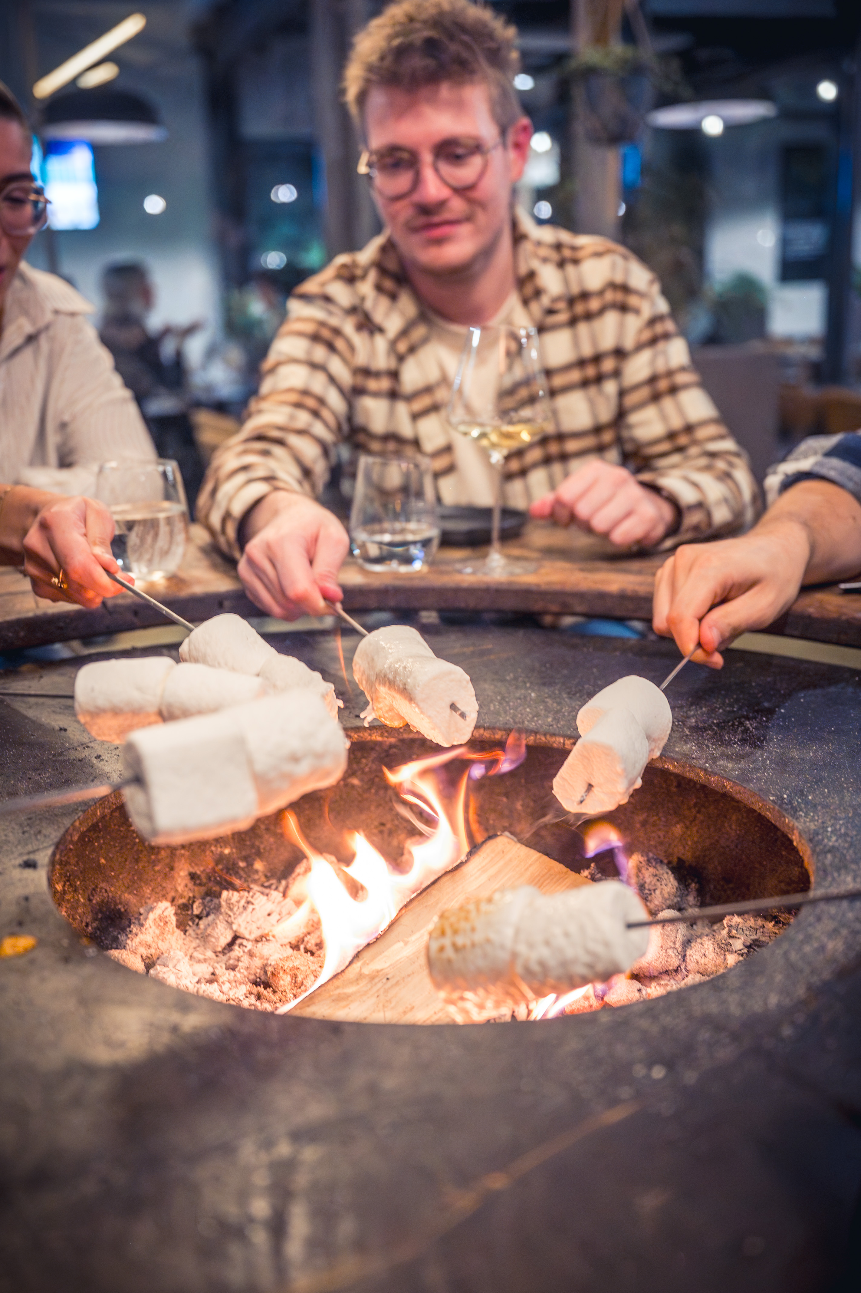 Brasero convivial prêt à être allumé